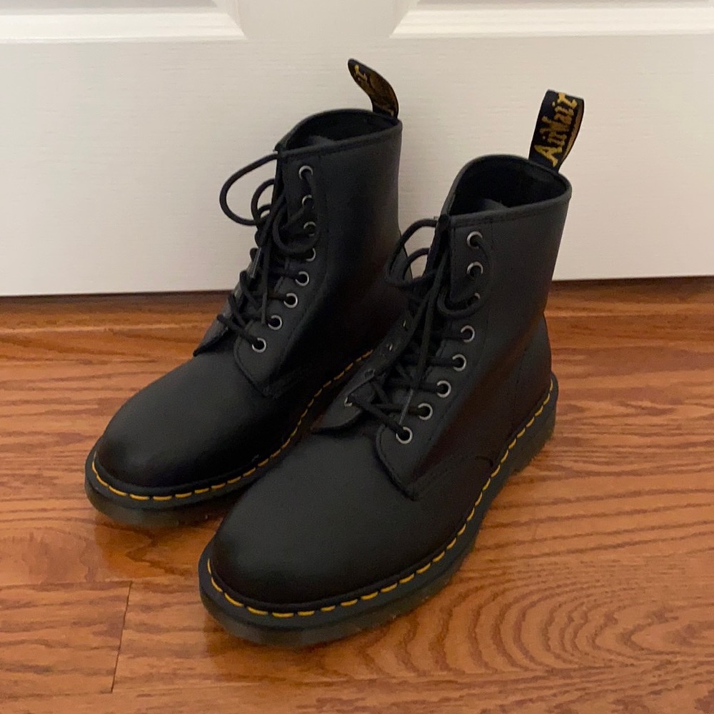 1460 Smooth Leather Lace Up Dr. Martens Boots